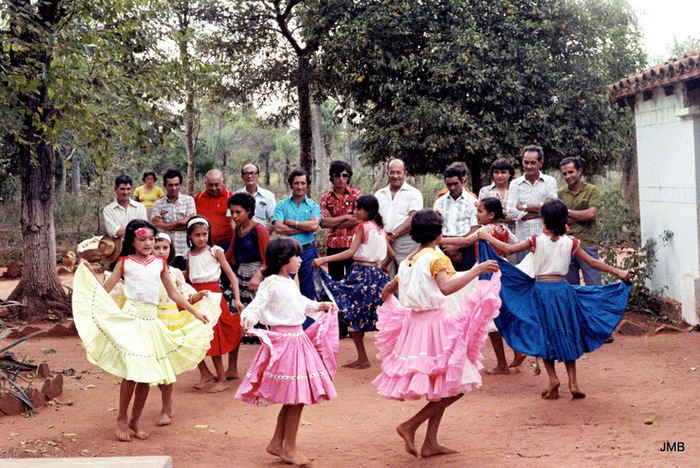 AÑO 1978 - COLOR - VIDA CAMPESINA EN PARAGUAY (JOSÉ MARÍA BLANCH)